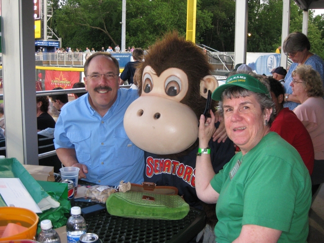 Jeff Hoachlander and Karen Mummert look like theres a little monkey business going on!